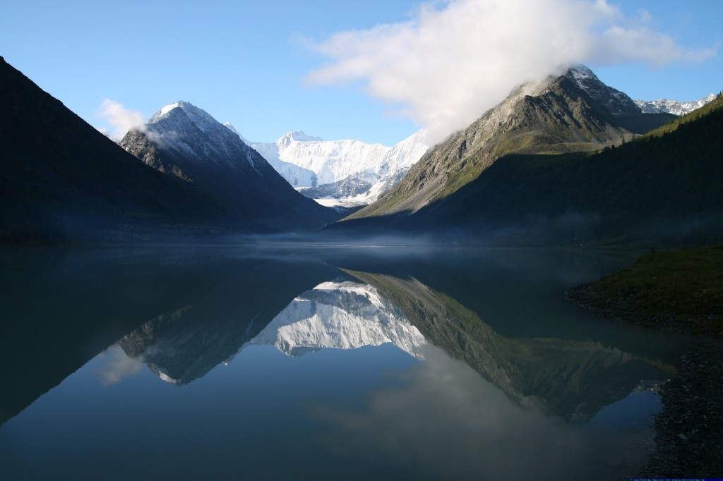 Die schöne Belucha - " die Zarin des Altai" - bewundert sich im Spiegel des Akkem-Sees
