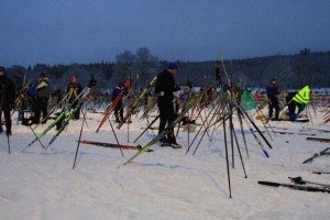 Startgarten kurz vor dem Lauf: jeder ist um die ideale Position für seine Ski bemüht
