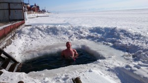 Eisbaden im Baikalsee - natürlich in Kombi mit über 100 °C heißer Sauna. Sibirische Kontraste pur ... :-)