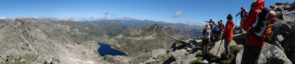 Die Wandergruppe steht hoch über den Gipfeln der Pyrenäen