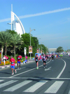 Die Marathonis bei km 31 am Hotel Burj El Arab