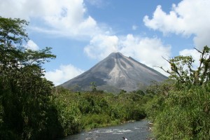 Vulkan Arenal (1600 m) sticht aus dem Regenwald
