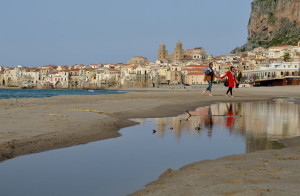 Spaziergang am Strand von Cefalú auf Sizilien