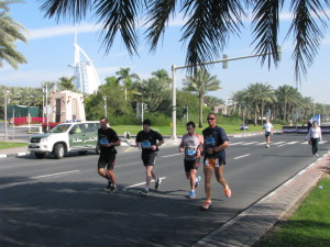 Die Läufer passieren viele Sehenswürdigkeiten, wie z.B. das Burj El Arab.