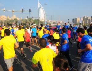 Bunt gemischt: Das Läuferfeld des Dubai-Marathon 2016