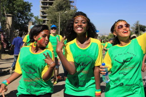Die 10 km des Great Ethiopian Run werden zumeist "durchgefeiert" :-)