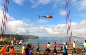 Sie laufen über die Ponte de 25 April – eine der längsten und höchsten Hängebrücken der Welt