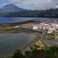 Im Vordergrund der Ort Lajes do Pico, in dem sich Ihre Unterkunft befindet; im Hintergrund der Pico