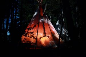 Im Indianercamp übernachten Sie in Tipis (c) Mayoke & Tourisme Manawan