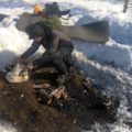 Unser Guide bereitet das Feuer für unser Mittag vor