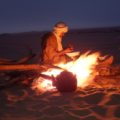 Am Lagerfeuer wird Tee und Brot zubereitet