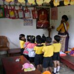Beten unter Anleitung: eine 1. Klasse im Schultempel