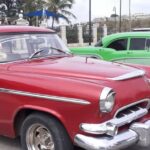 Per Oldtimer geht es durch Havanna