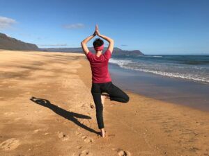 Yoga und Island - das passt auf jeden Fall! (Der abgebildete Strand befindet sich allerdings nicht im Süden.) 