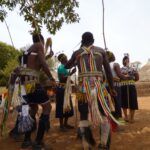 Bassari in traditioneller Tracht begeistern mit einer Darbietung rhythmischer Klänge.